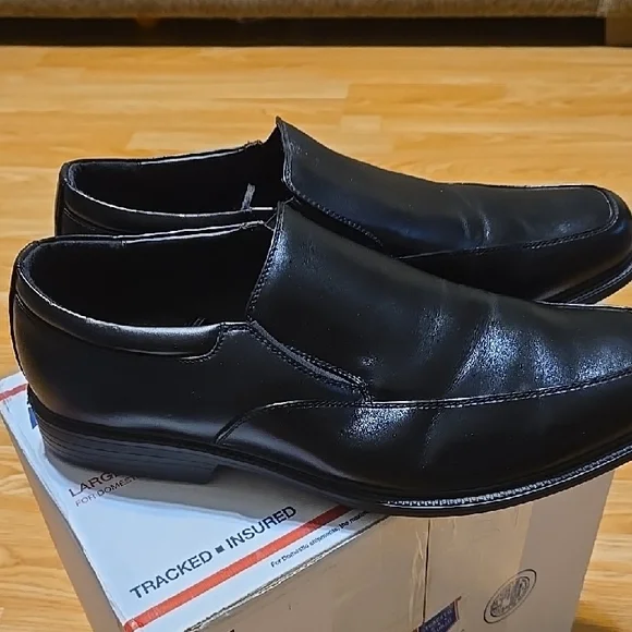 Van Heusen Black Leather Loafers Size 13 M. Memory Foam Worn  display picture 3